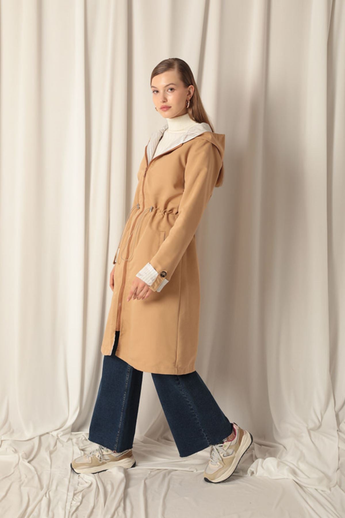 Torino Kumaş Çizgili Garnili Kapüşonlu Kadın Camel Yağmurluk