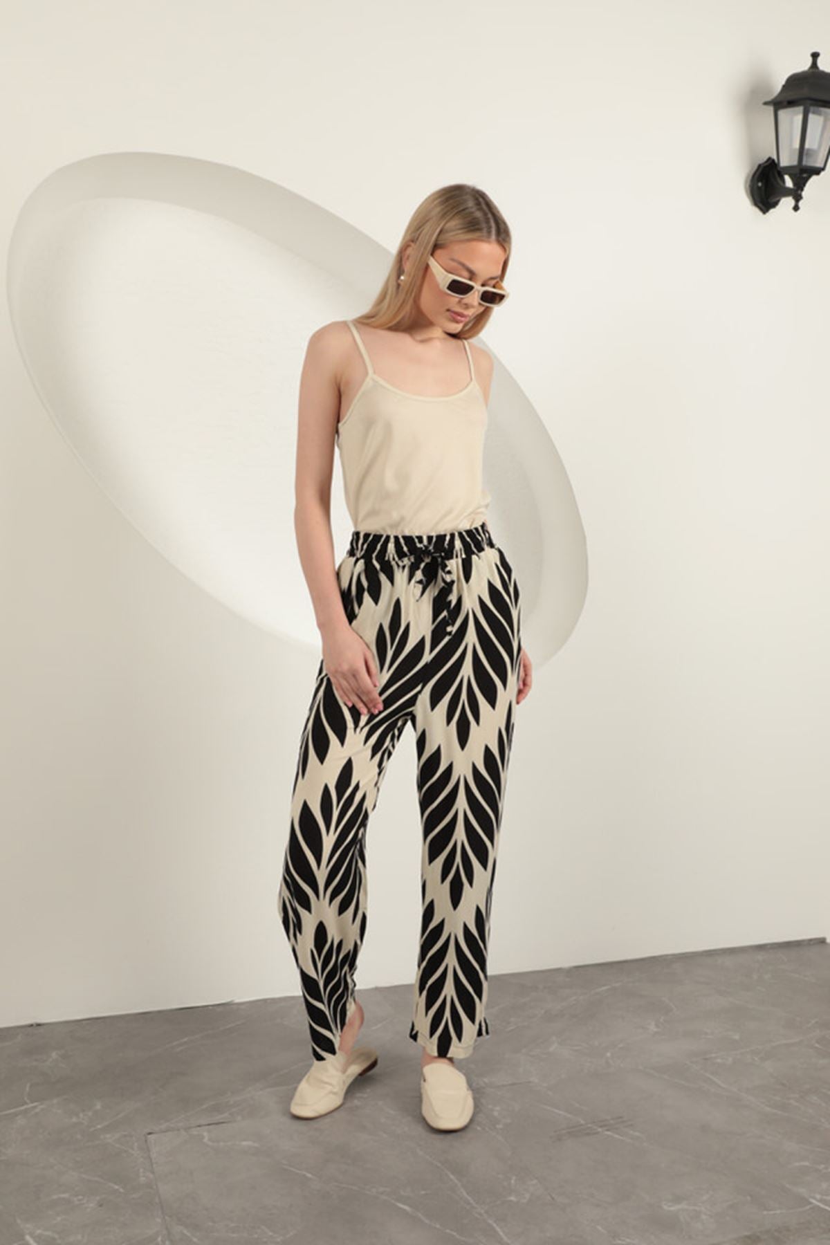 Viskon Kumaş Yaprak Desen Pantolon-Siyah